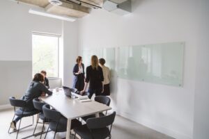 team-brainstorm-modern-office